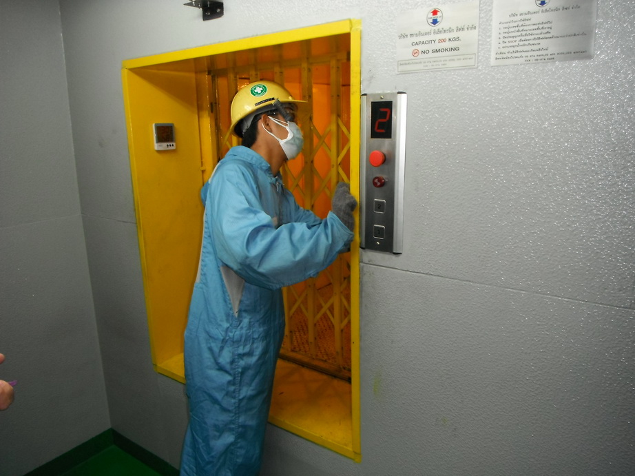 Goods lift installation