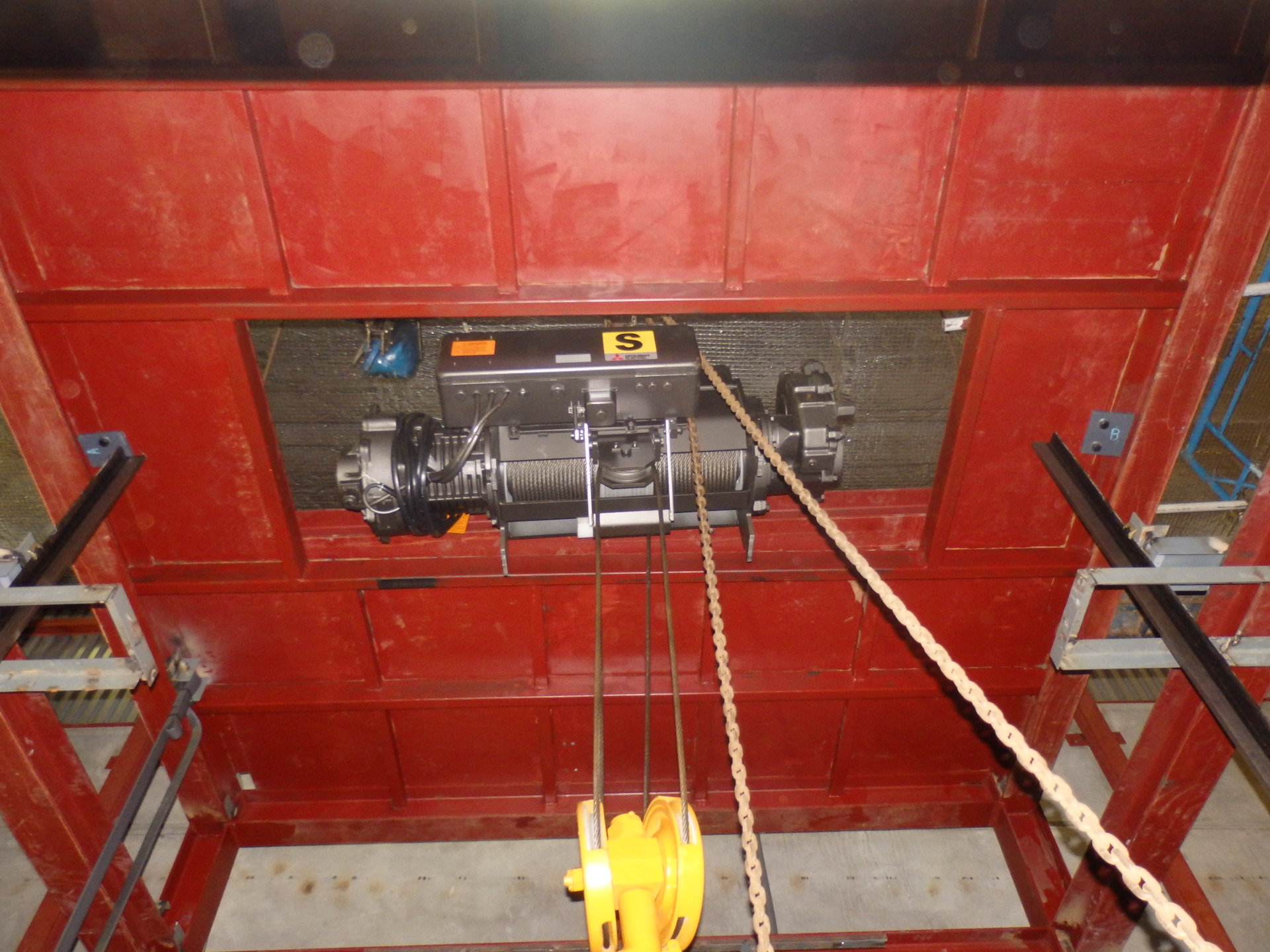 Goods lift installation
