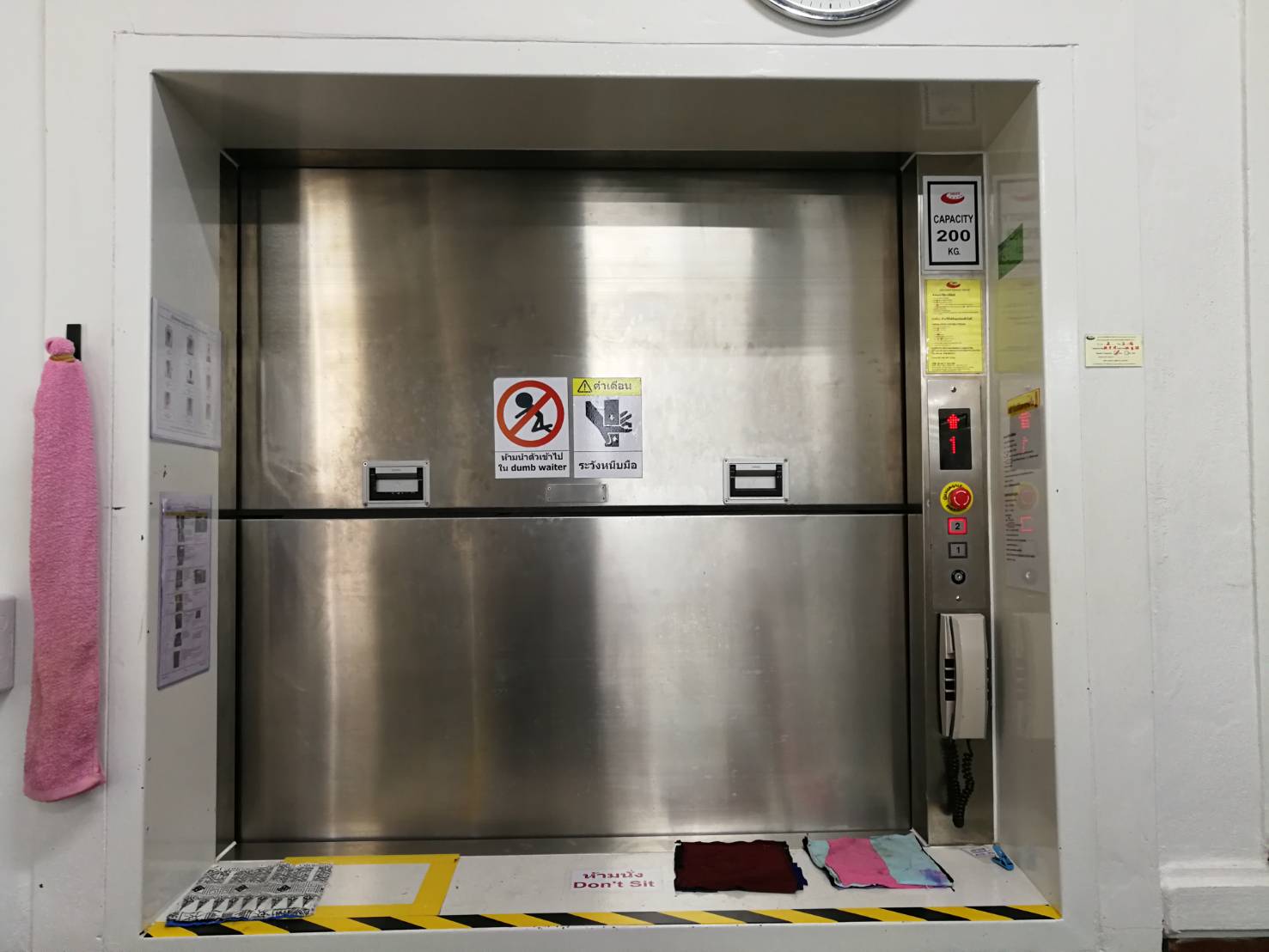 Dumbwaiter lift installation